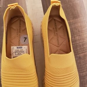 Yello wedge shoe